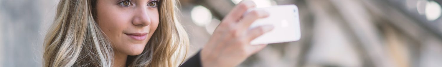 Ung kvinna tar selfie till sociala mediet BeReal